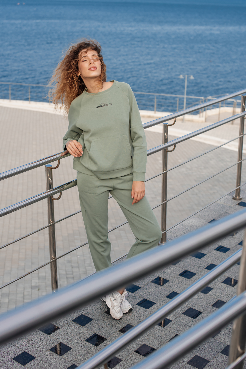 Sporty trousers with patch pockets