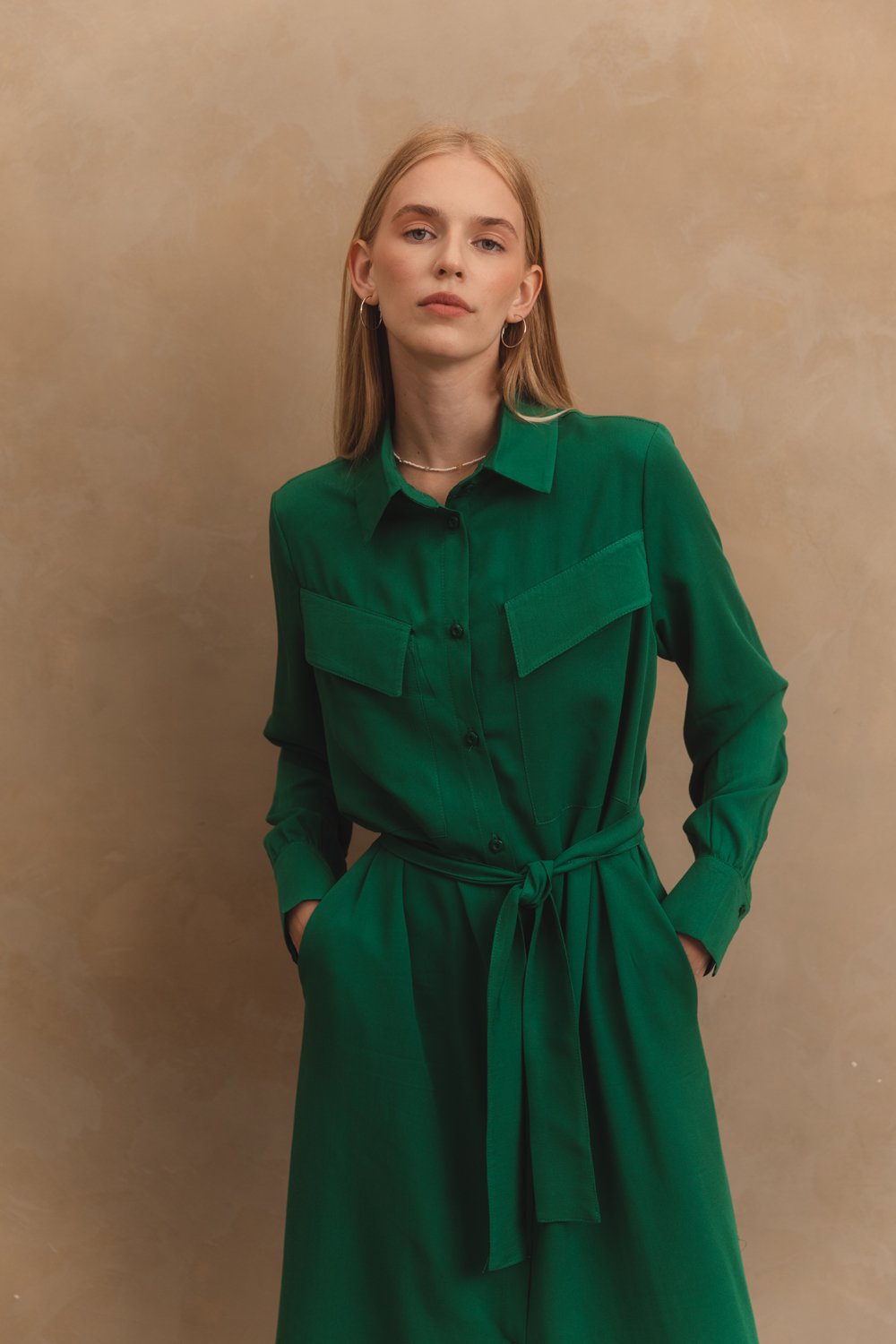 Зеленое свободное платье с накладными карманами