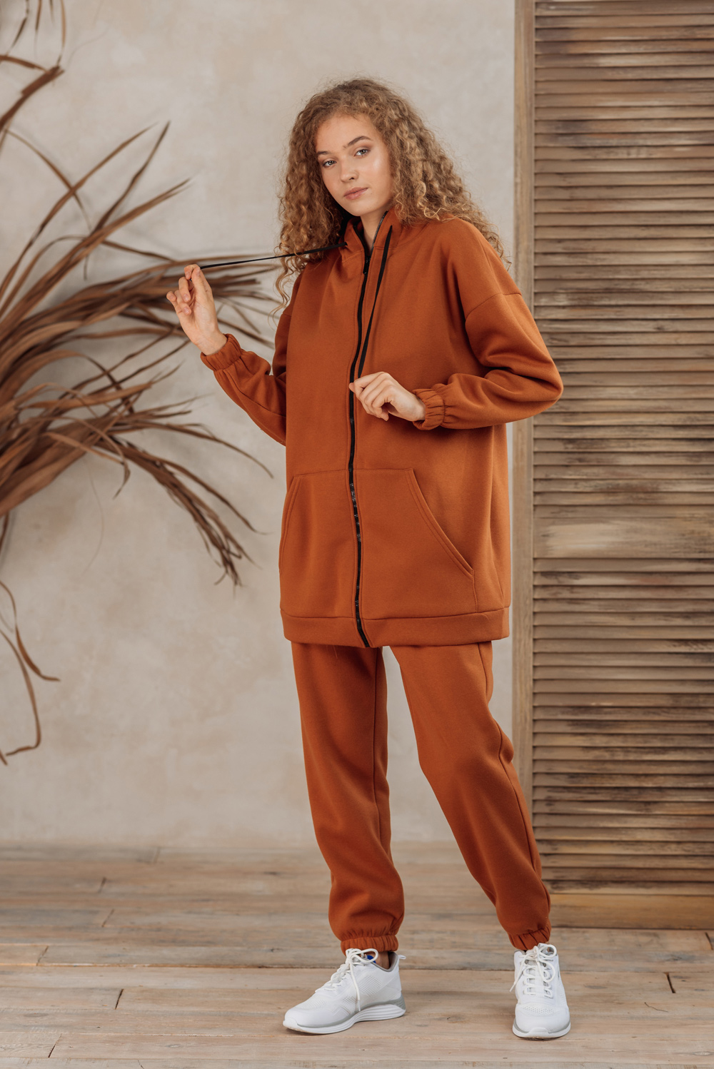 Long sweatshirt with a zipper