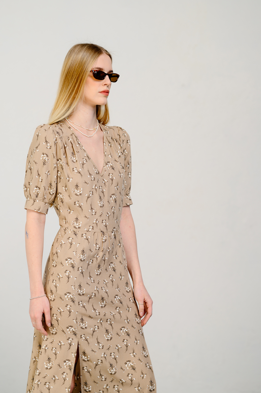 Beige semi-fitted dress with puff sleeves