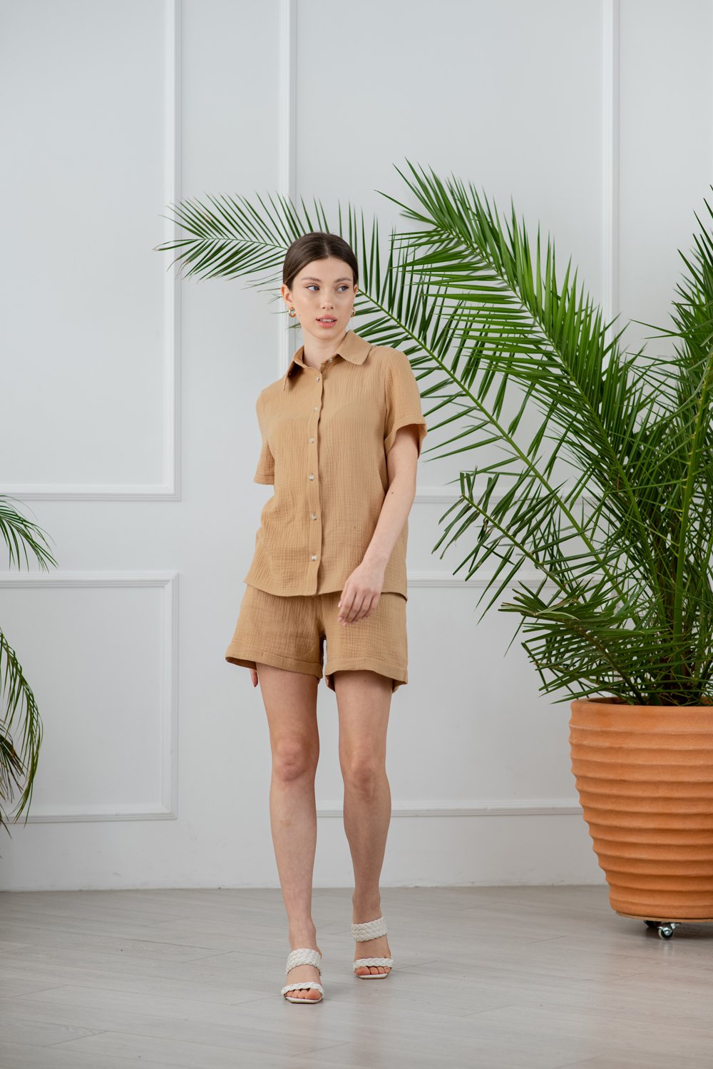 Basic summer two-piece suit with mocha shorts