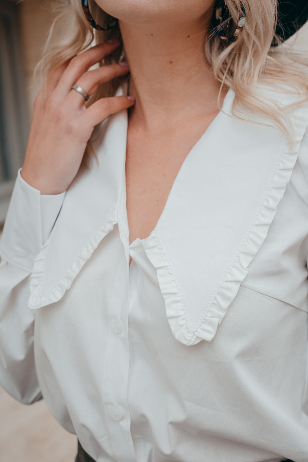 White round collar shirt