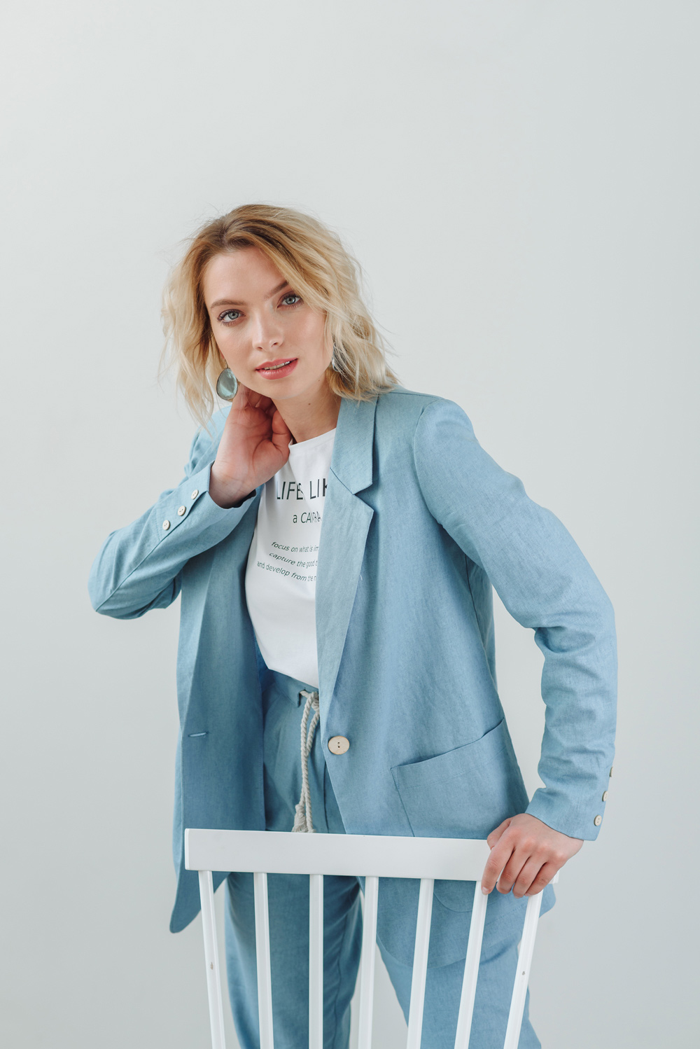 Linen jacket with coconut buttons