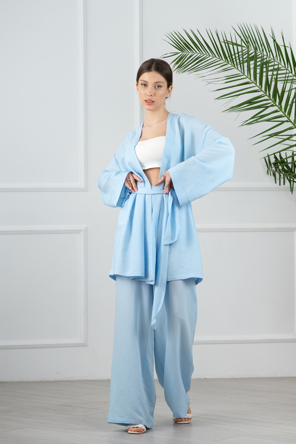 Голубой костюм-кимоно со штанами-клёш.