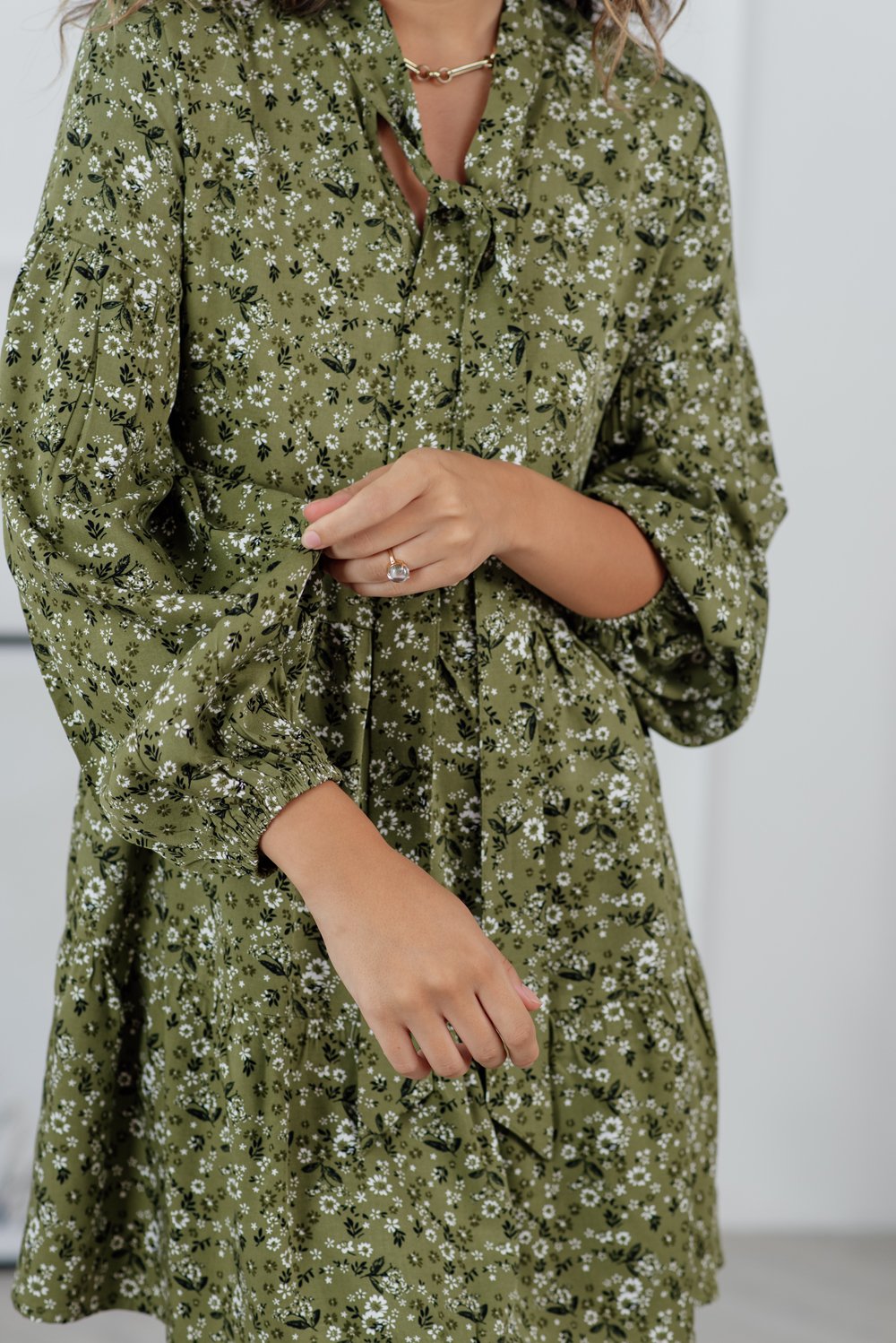 Оливковое мини платье с завязками