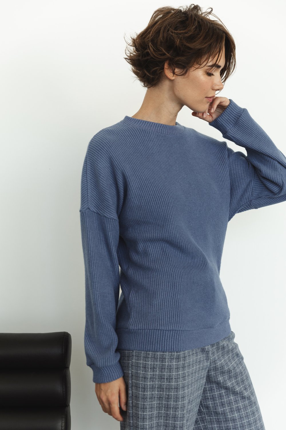 Синій вільний в'язаний светр