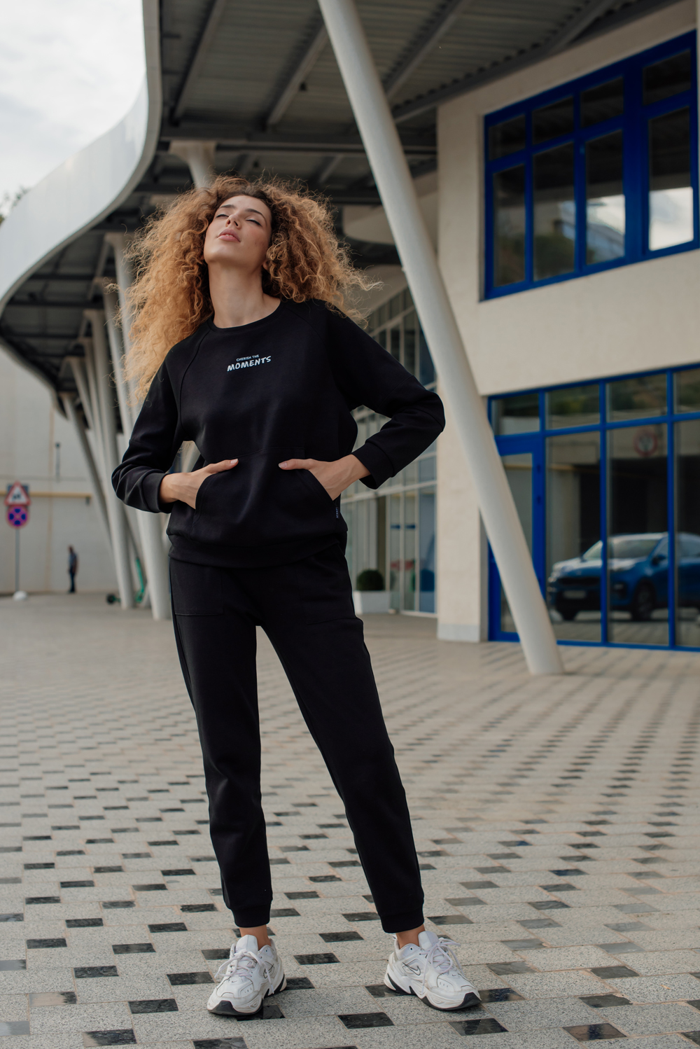 Black sweatshirt with round neck