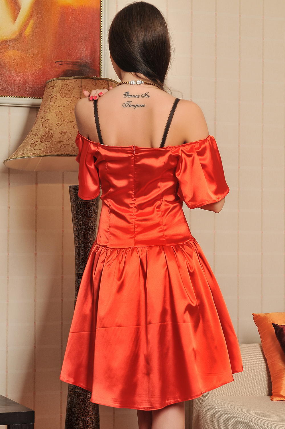 Червона сукня зі спущеними плечима