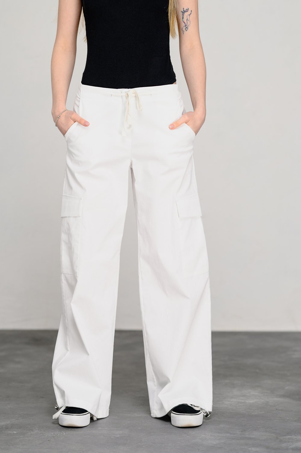 Молочные брюки-карго с заниженной линией талии