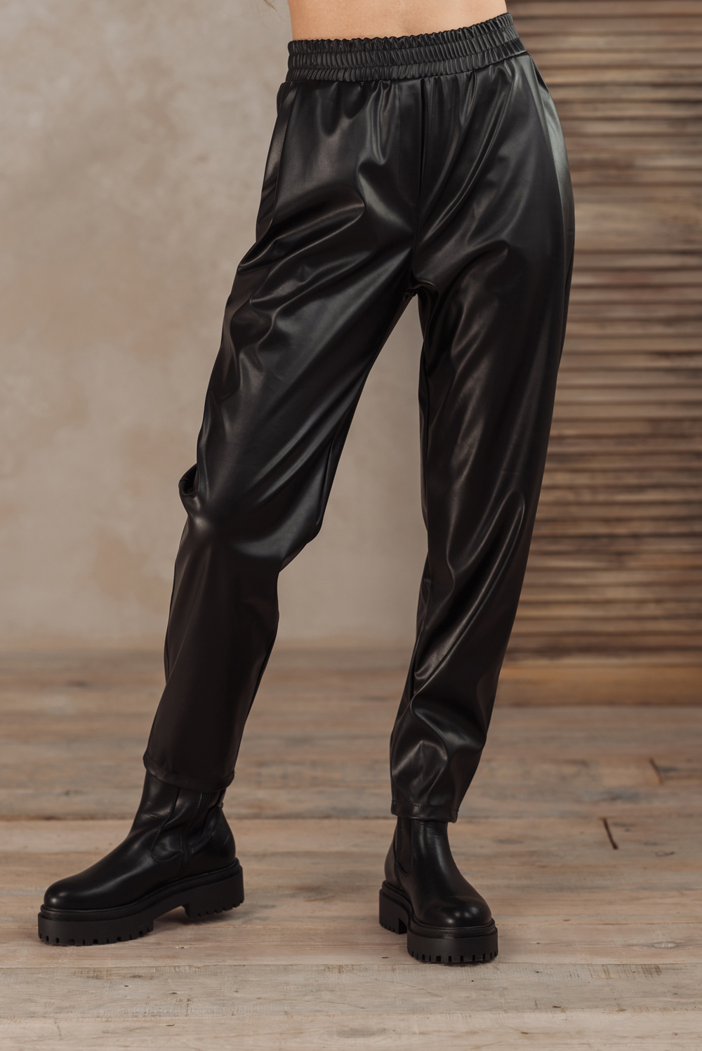 Черные кожаные брюки