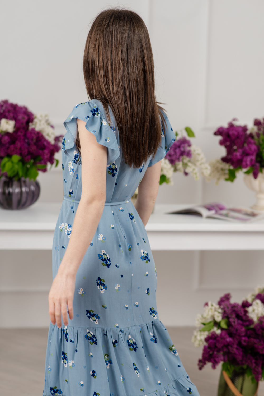 Голубое платье в цветочный принт с крылышками и поясом