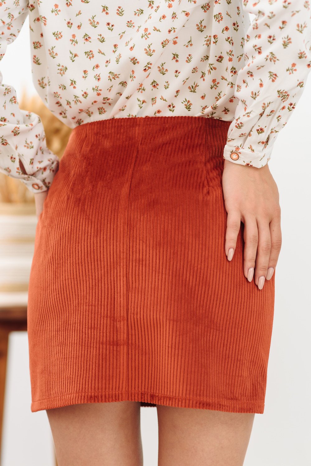 Short velvet skirt with buttons