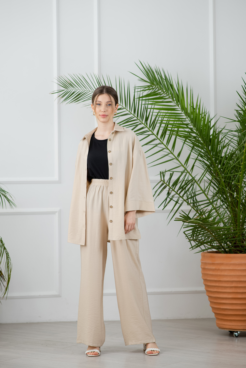 Beige two-piece suit: shirt + loose-fitting pants