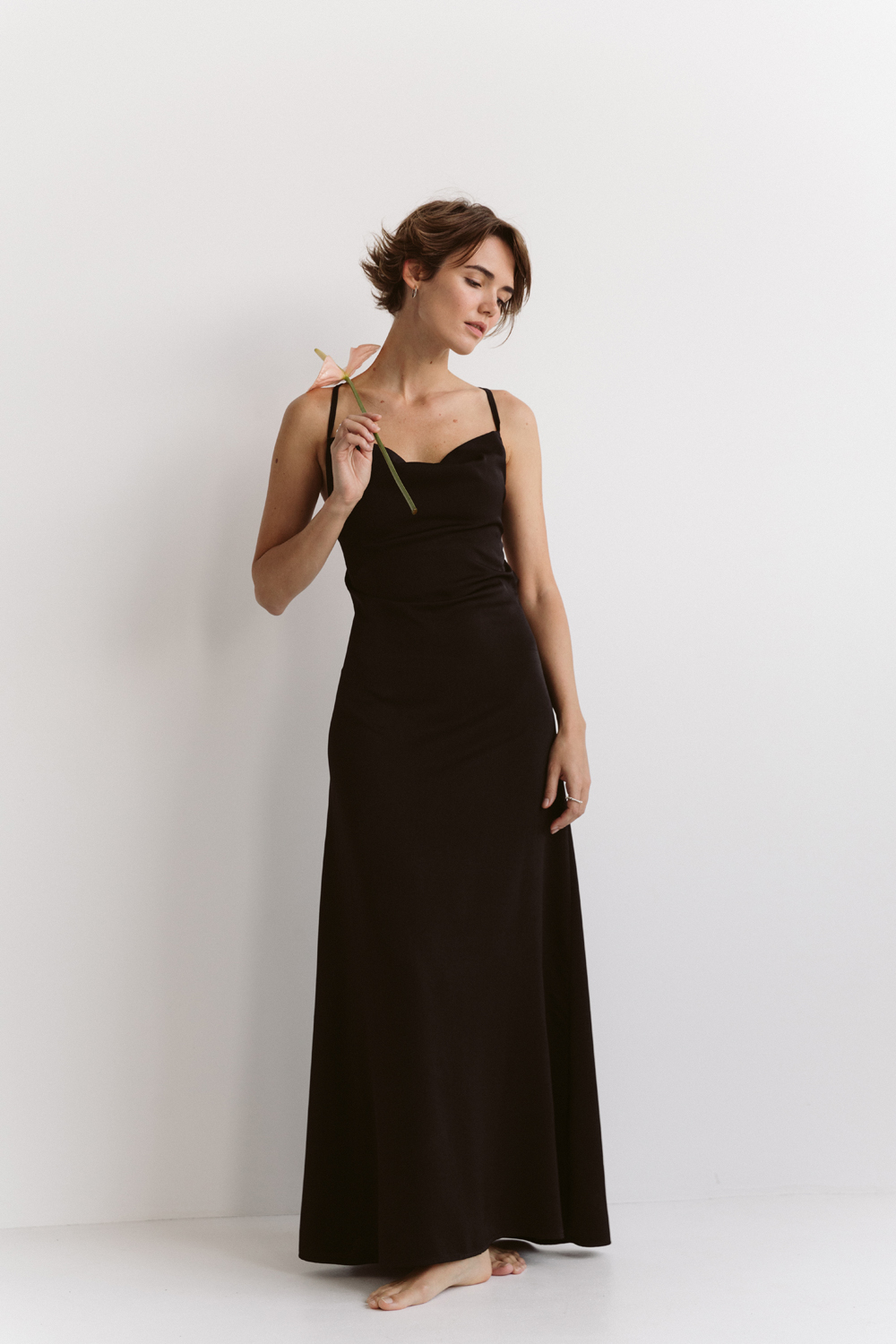 Черное сатиновое платье в бельевом стиле с открытой спиной