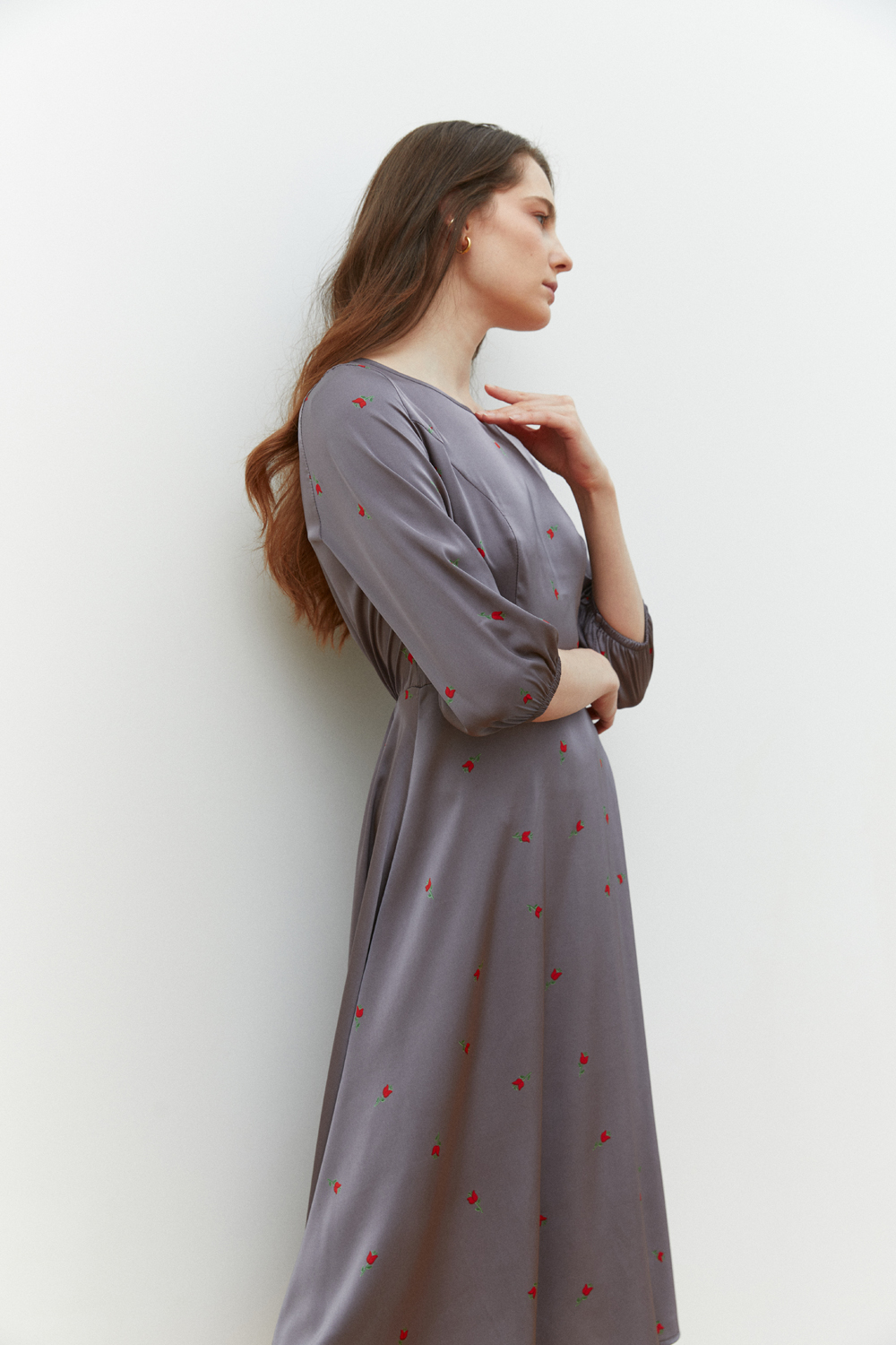 Напівприталена сукня-міді з вільною спідницею попелястого кольору
