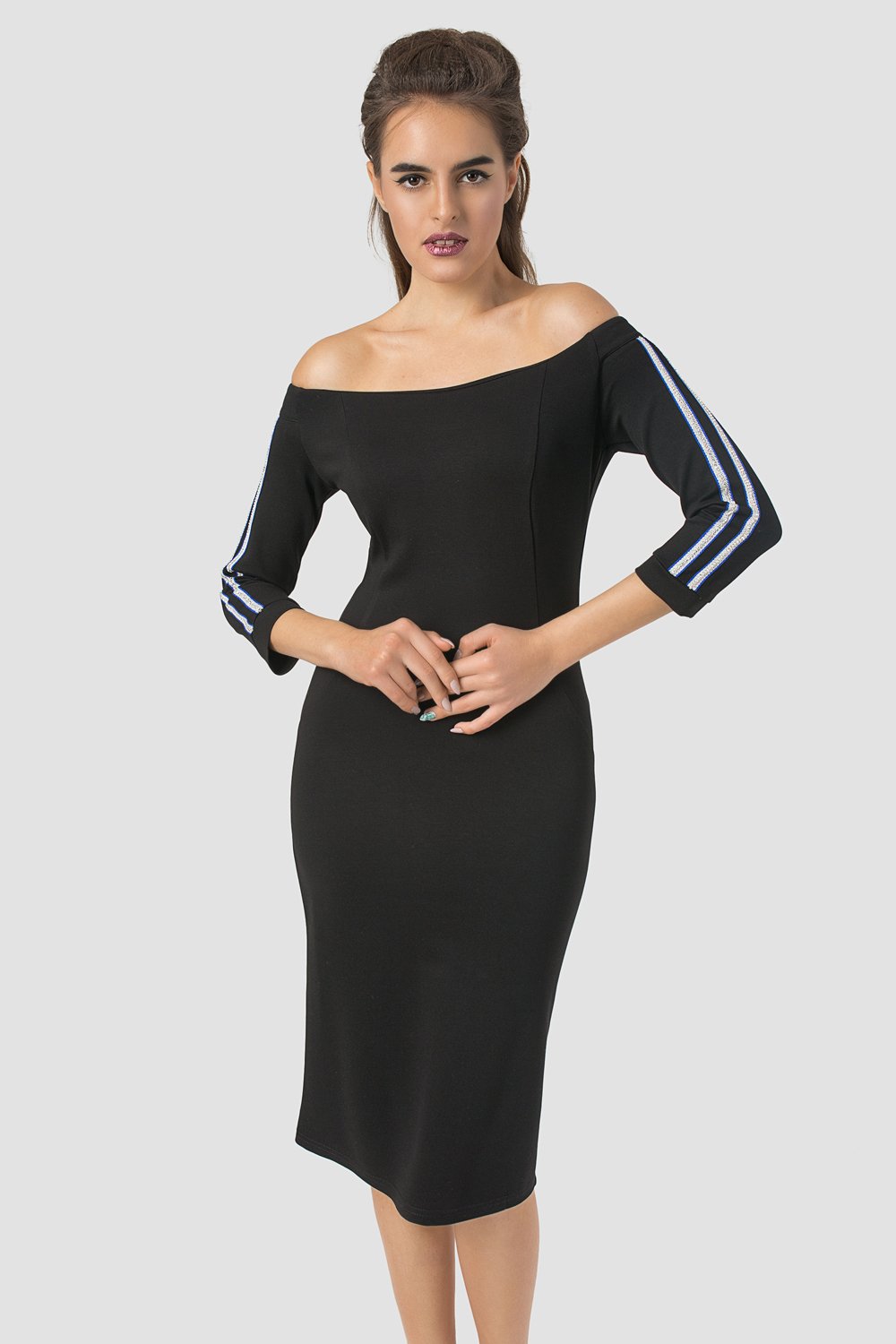 Платье с открытыми плечами в черном цвете