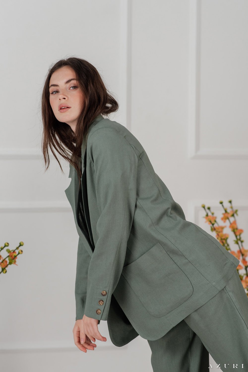 Оливковый льняной пиджак с пуговицами