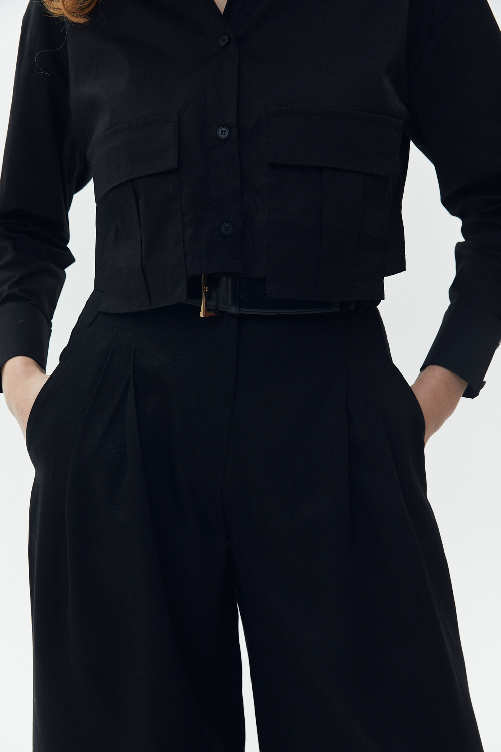 Чорна укорочена сорочка з накладними кишенями