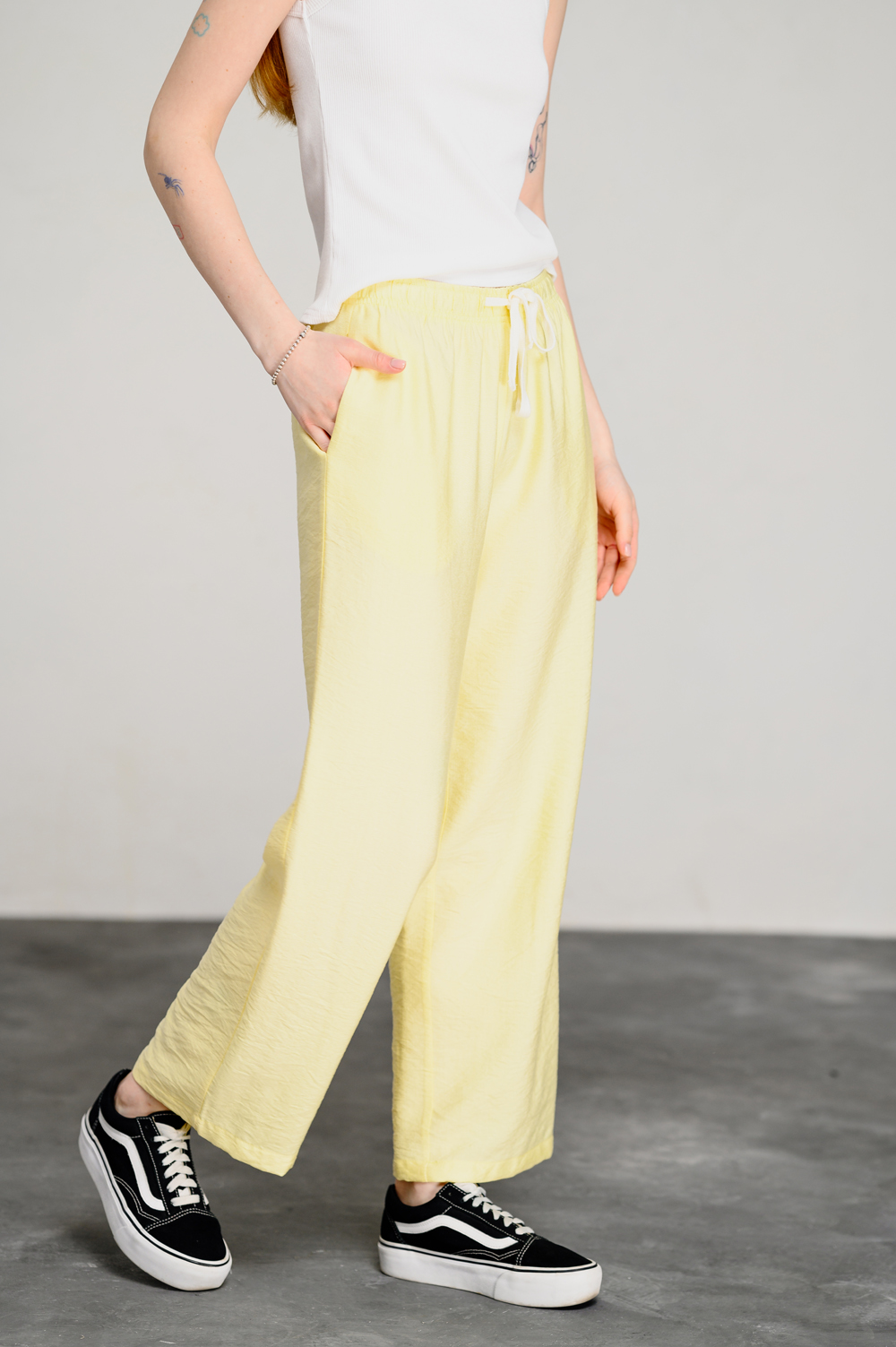 Yellow loose trousers with elastic