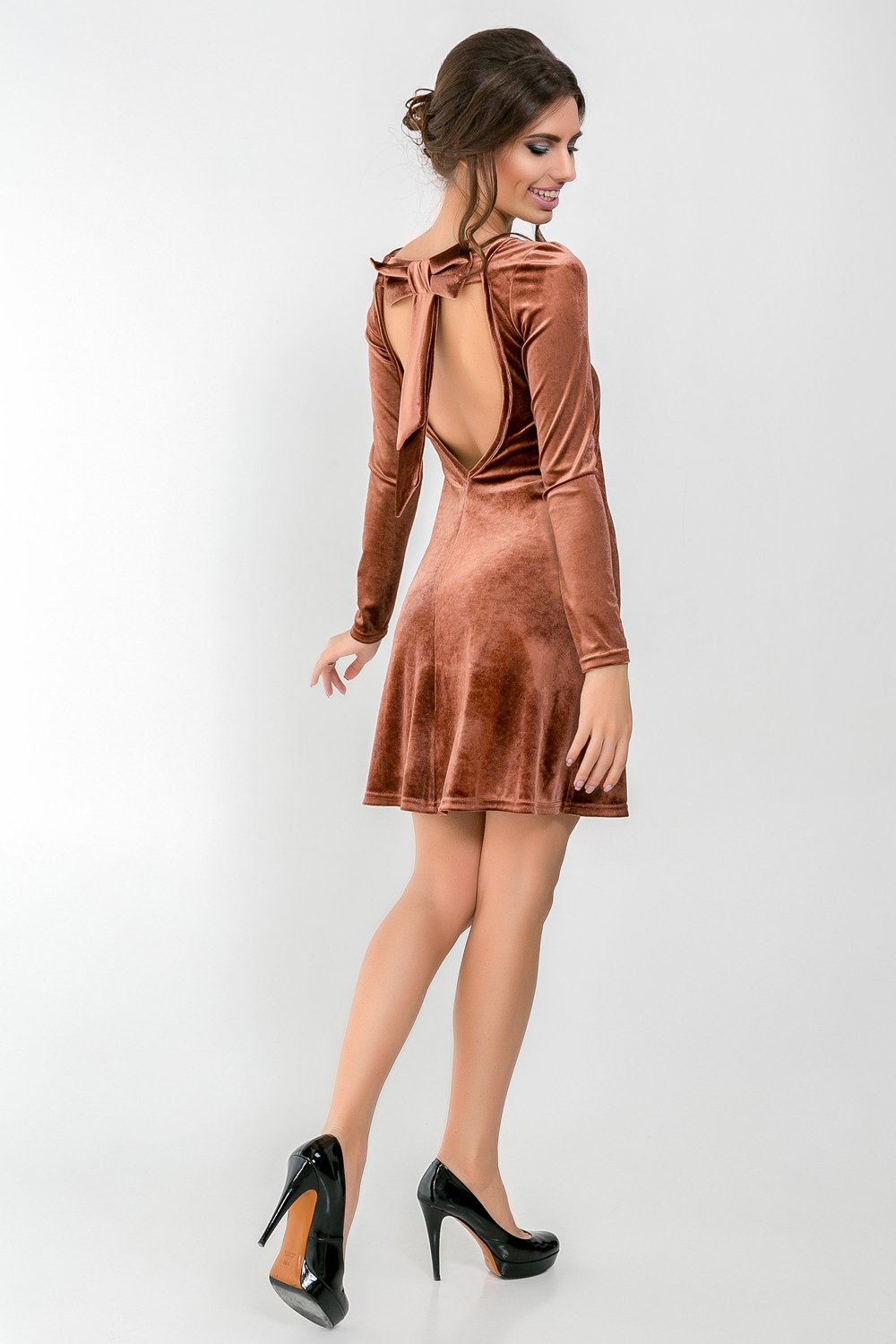 Velour dress with cut-out back and bow in bronze