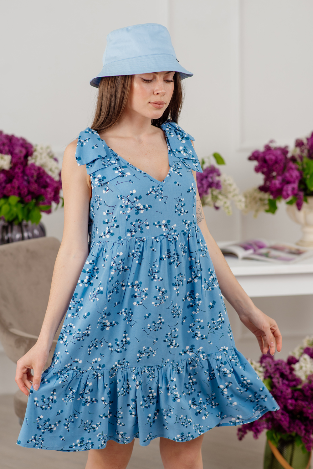 Голубое мини платье с бантами на плечах