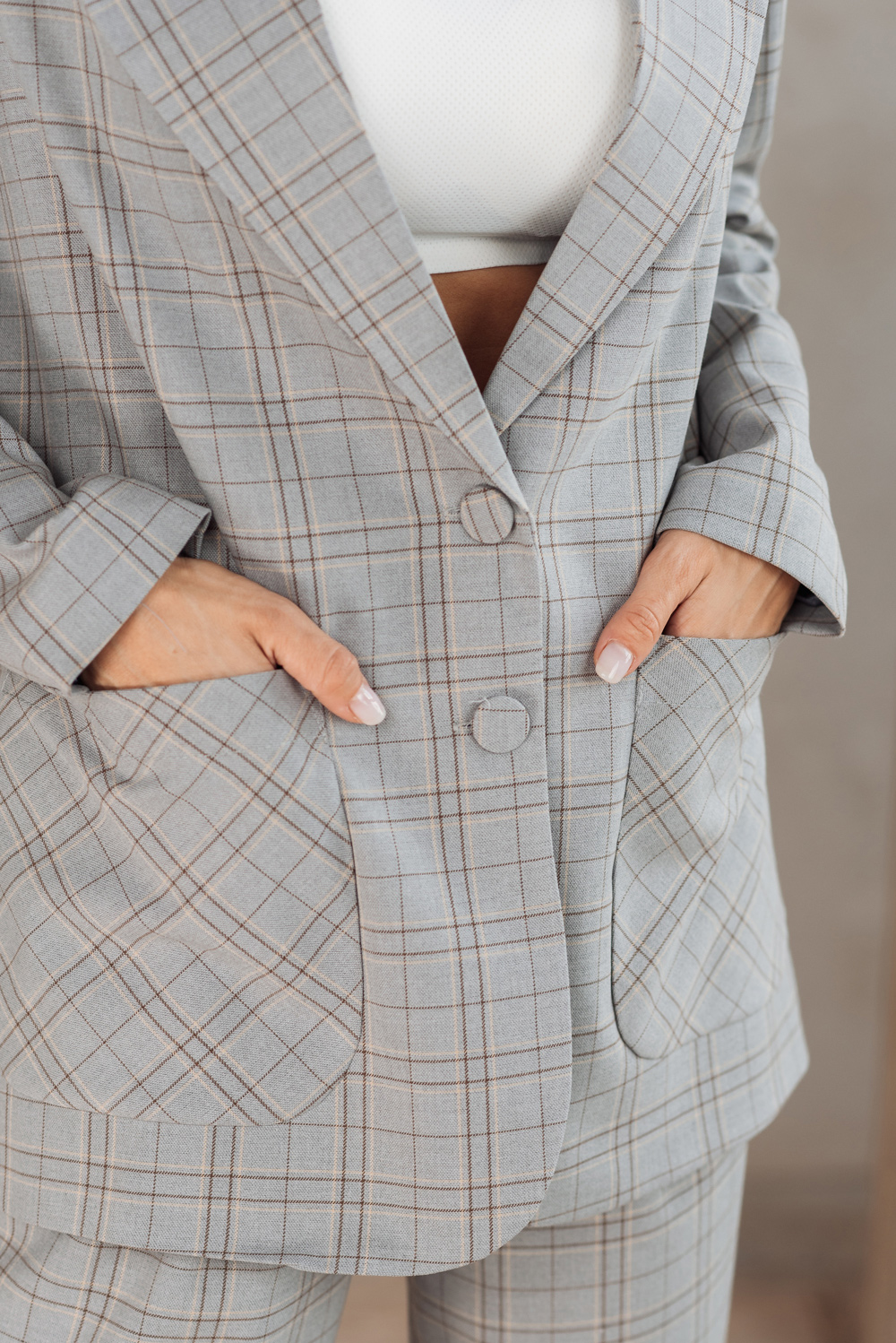 Checkered blazer with pockets