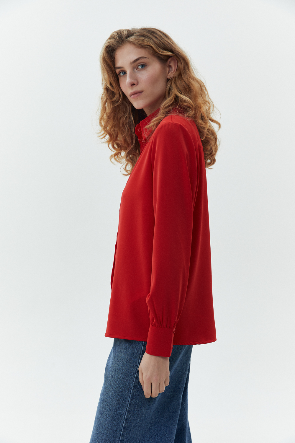 Красная блуза на пуговицах