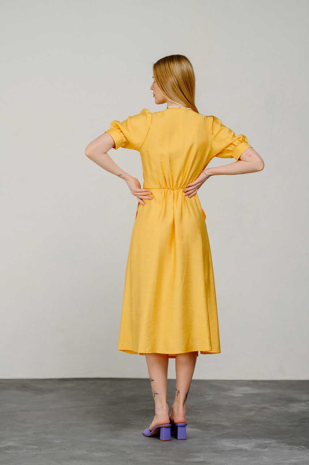 Элегантное полуприталенное платье миди в желтом цвете