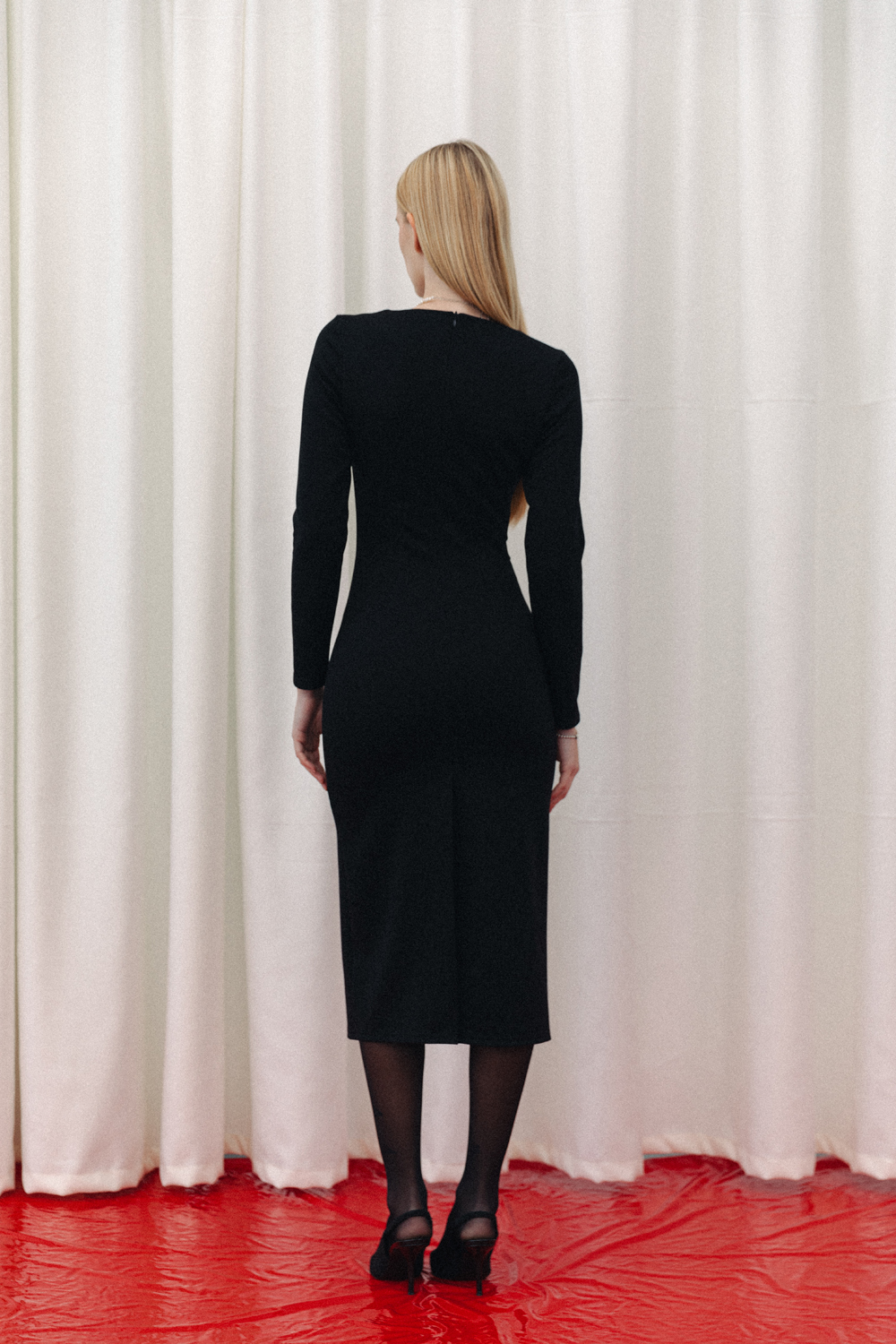 Чорна приталена сукня з трикотажу