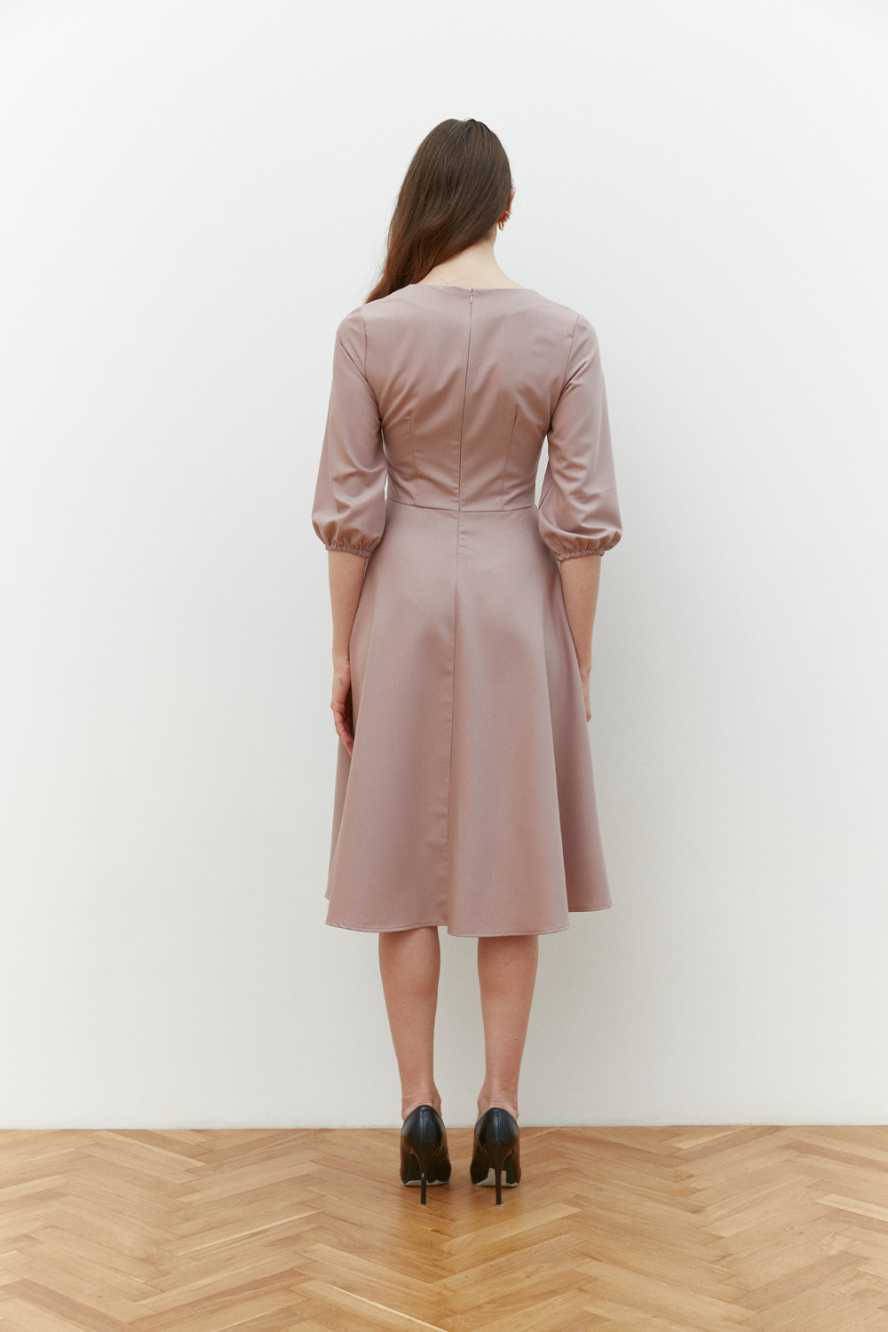 Фрезова сукня довжини міді з V-подібним вирізом горловини та рельєфним ліфом
