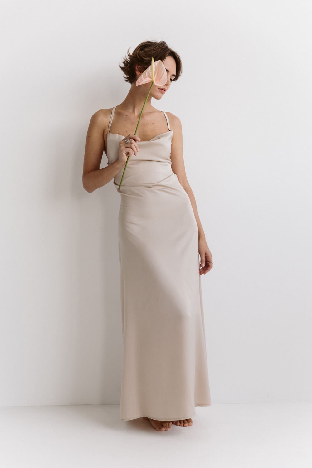 Сатинове плаття в стилі білизни з відкритою спиною
