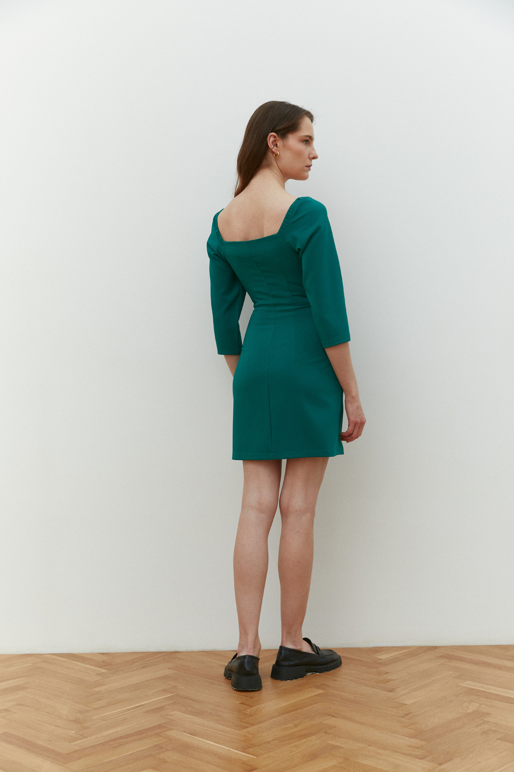 Зелена приталена сукня міні з глибоким вирізом горловини