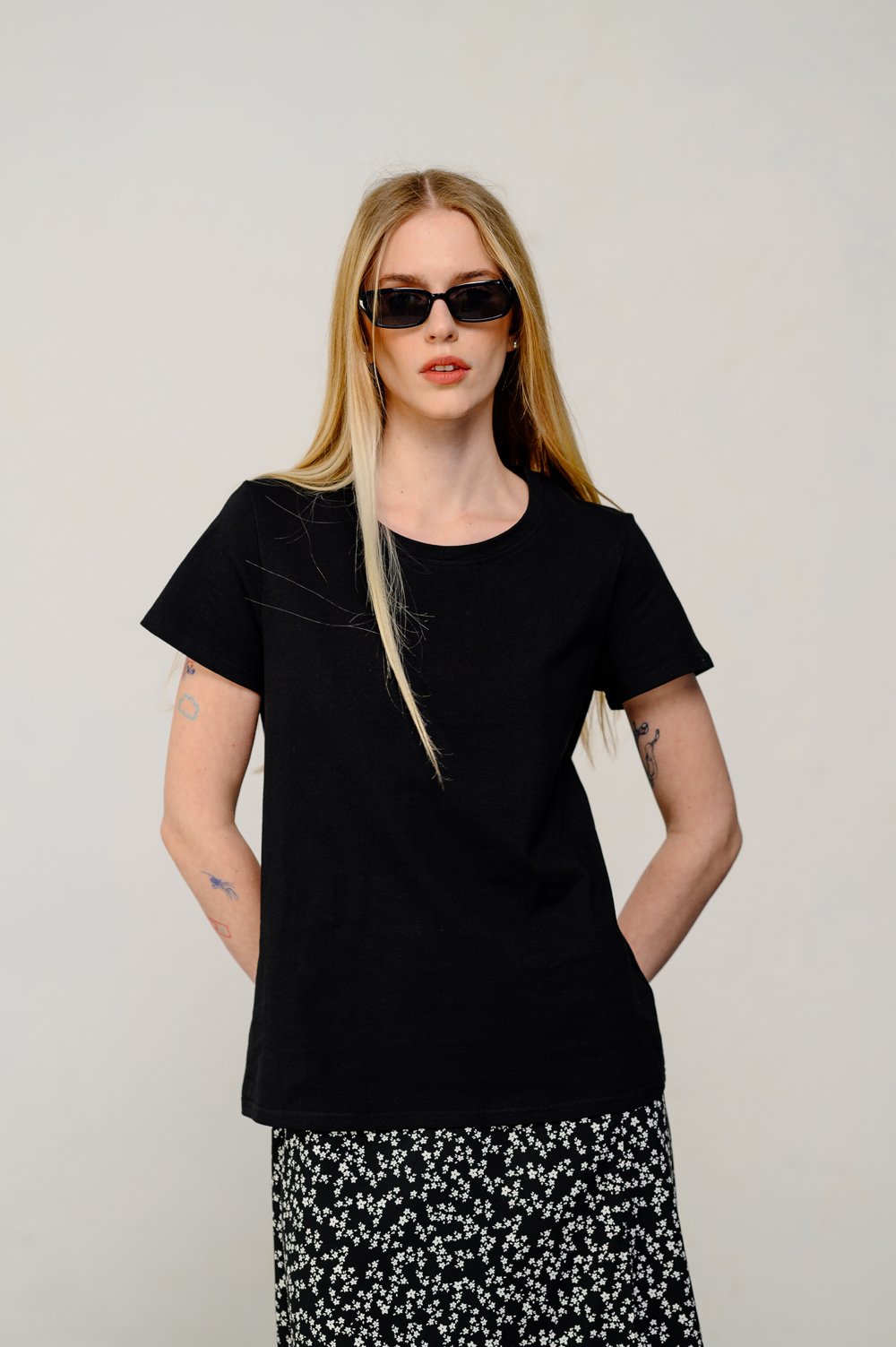 Straight-cut basic t-shirt in black