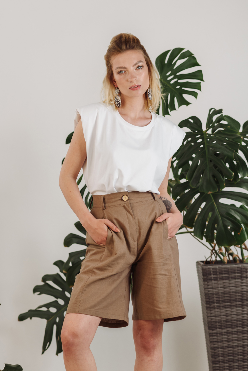 White T-shirt with shoulders