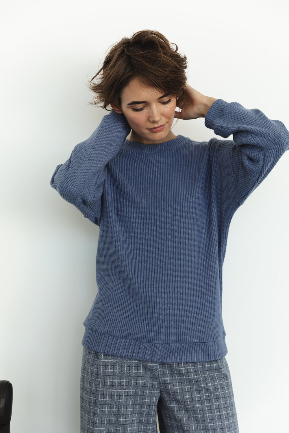 Синий свободный вязаный свитер 