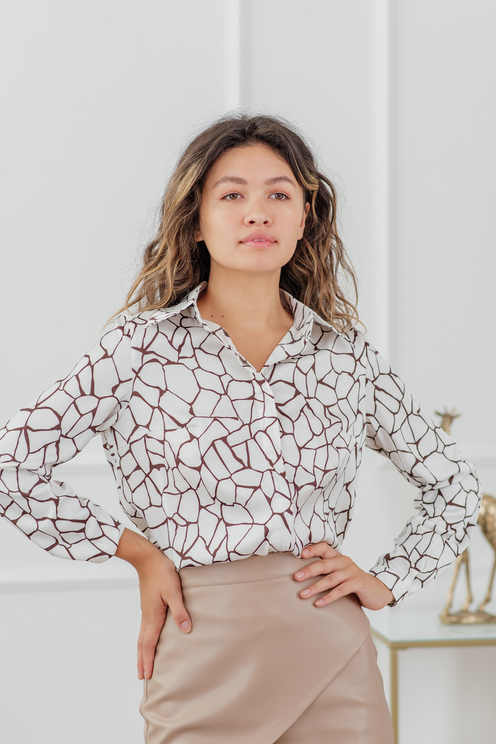 Шовкова блуза з абстрактним принтом