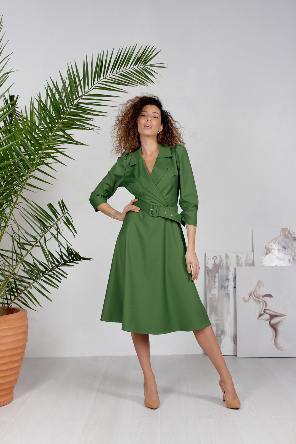 Зелёное миди платье с поясом