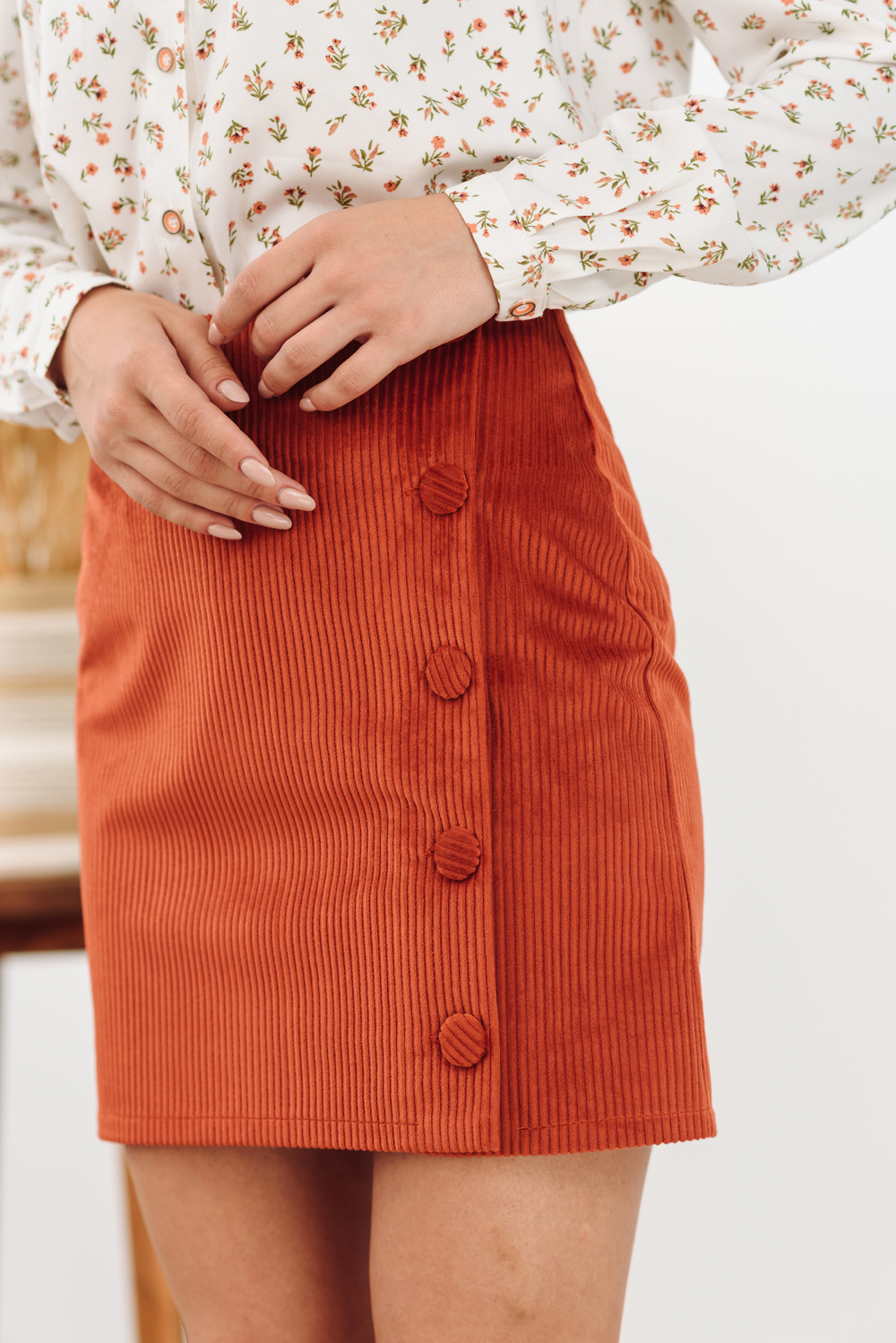 Short velvet skirt with buttons