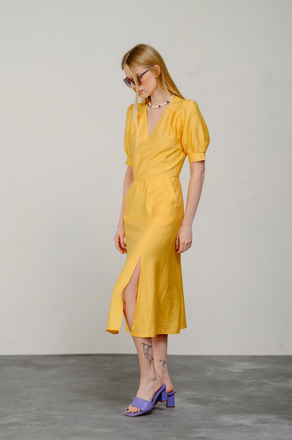 Элегантное полуприталенное платье миди в желтом цвете