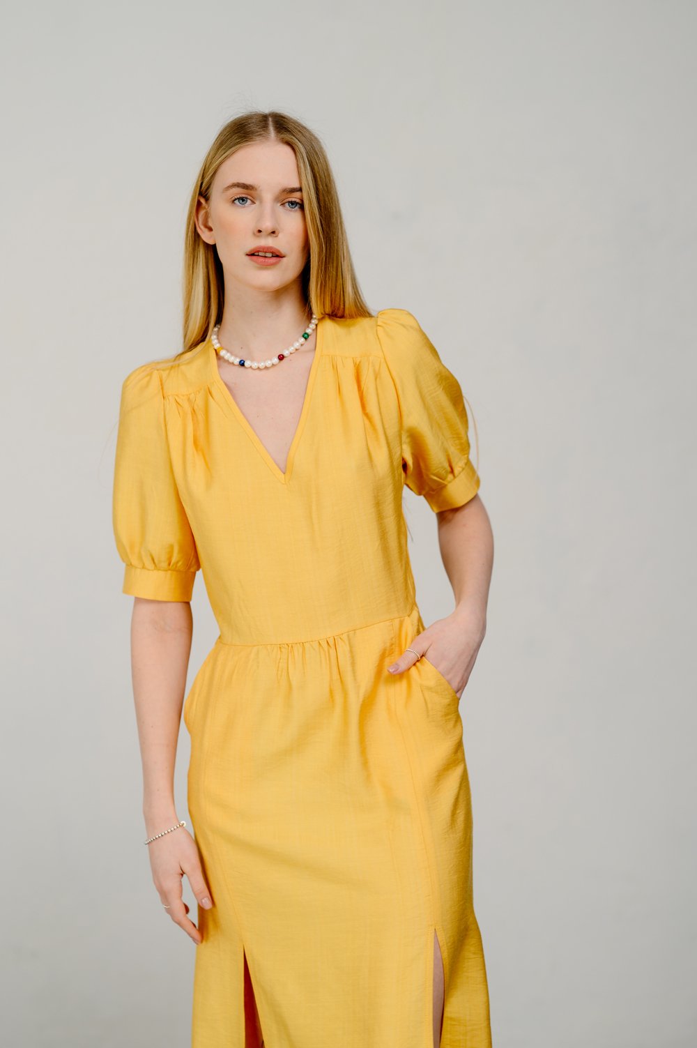 Elegant semi-fitted midi dress in yellow
