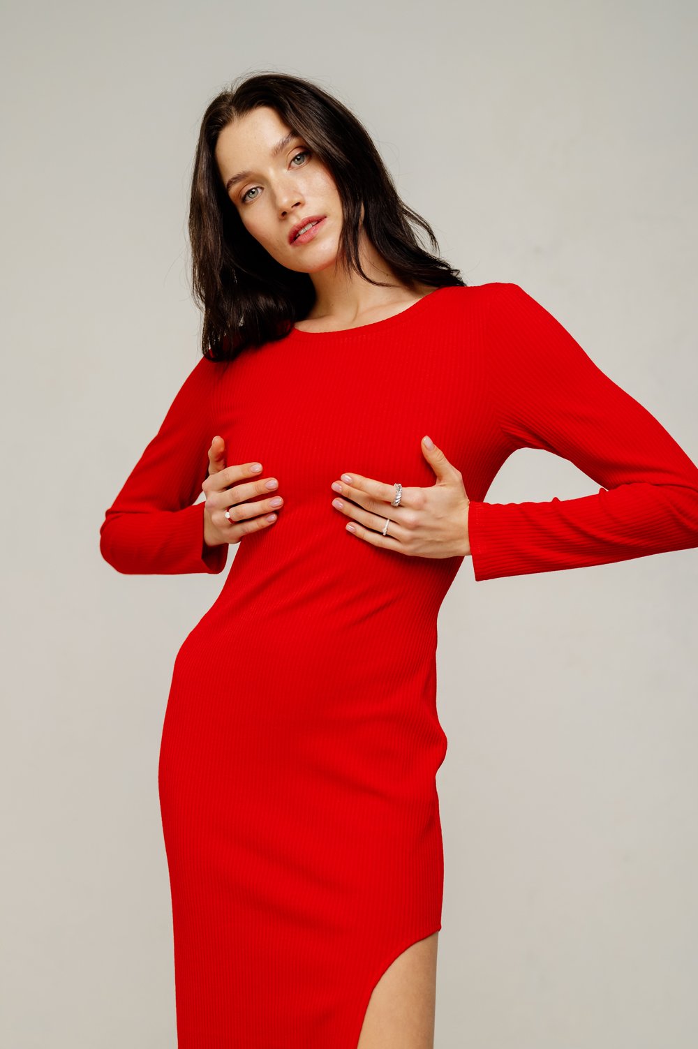 Красное платье длины миди с изящным вырезом слева. 