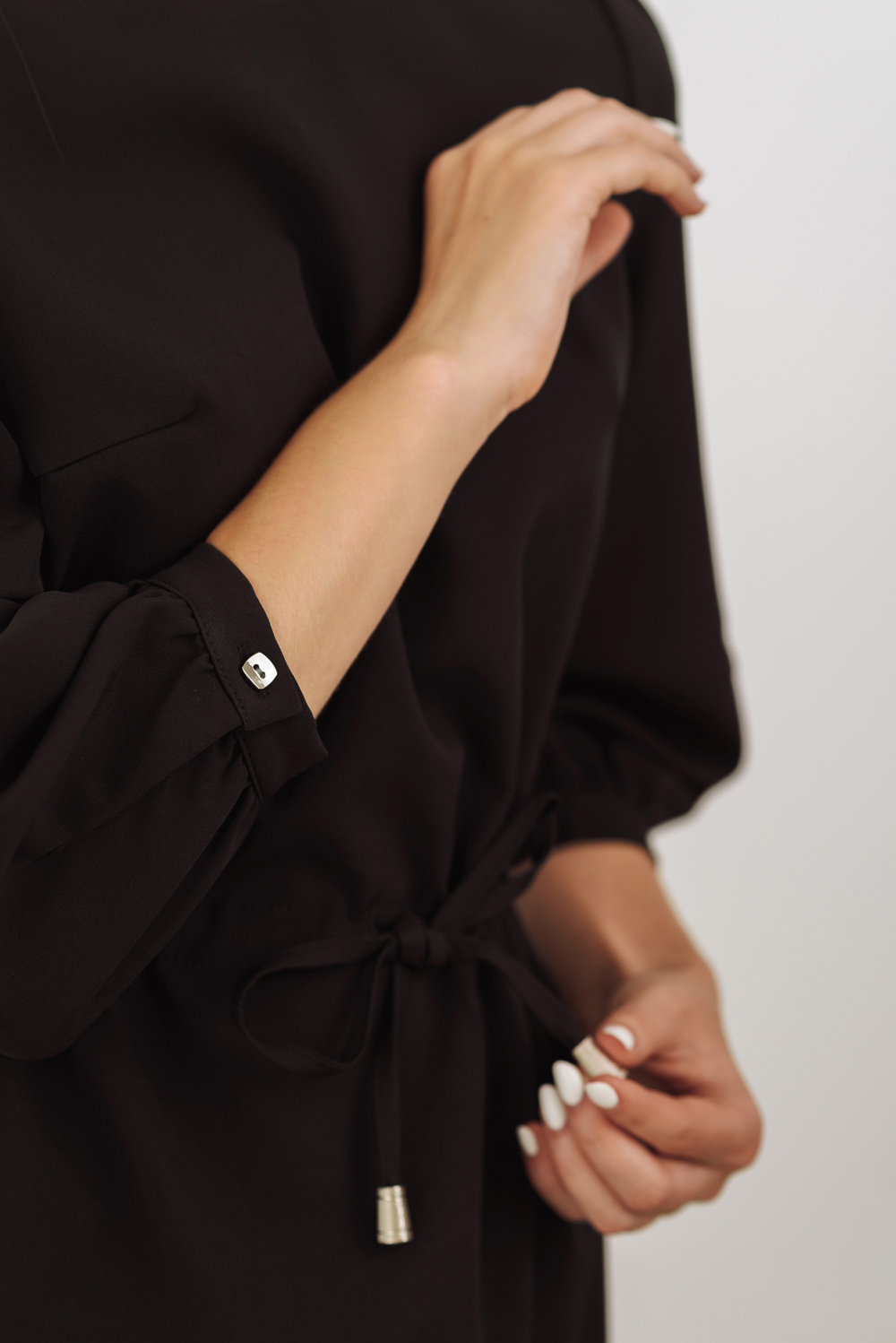 Черное платье с объемным рукавом