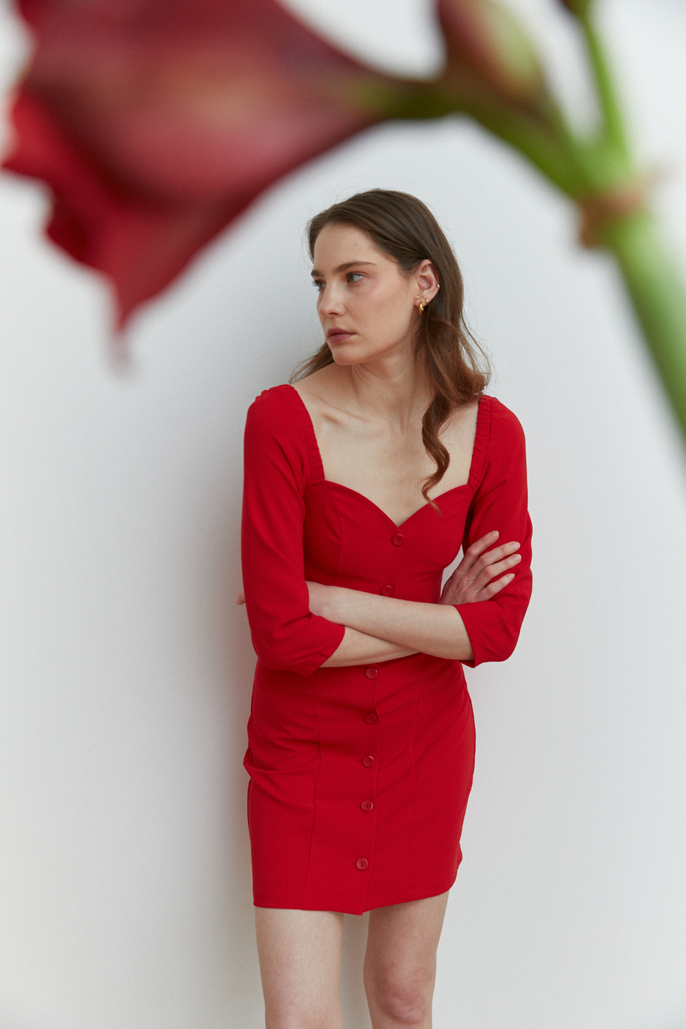 Червона приталена сукня міні з глибоким вирізом горловини