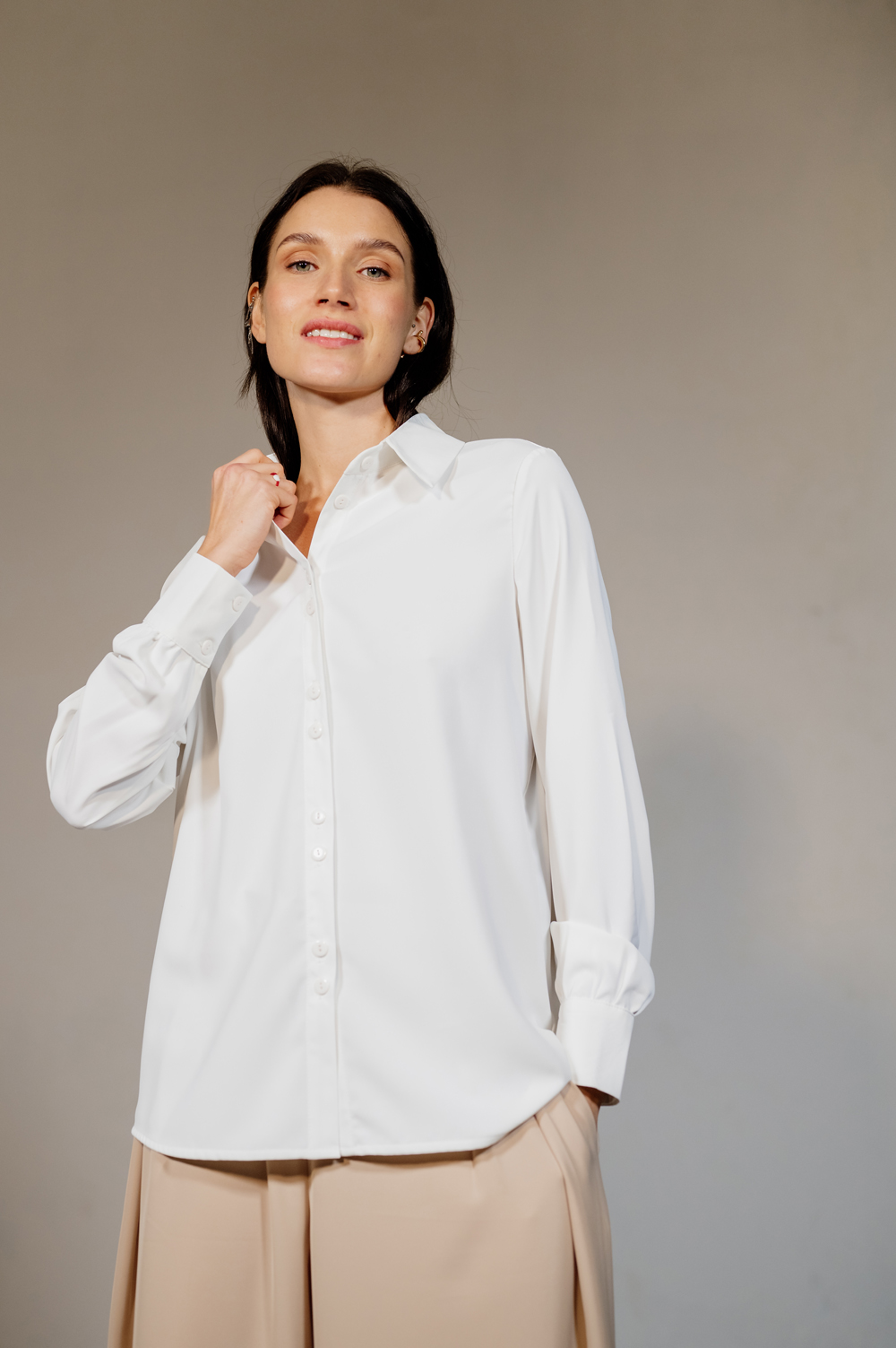 Delicate milk blouse with long sleeves