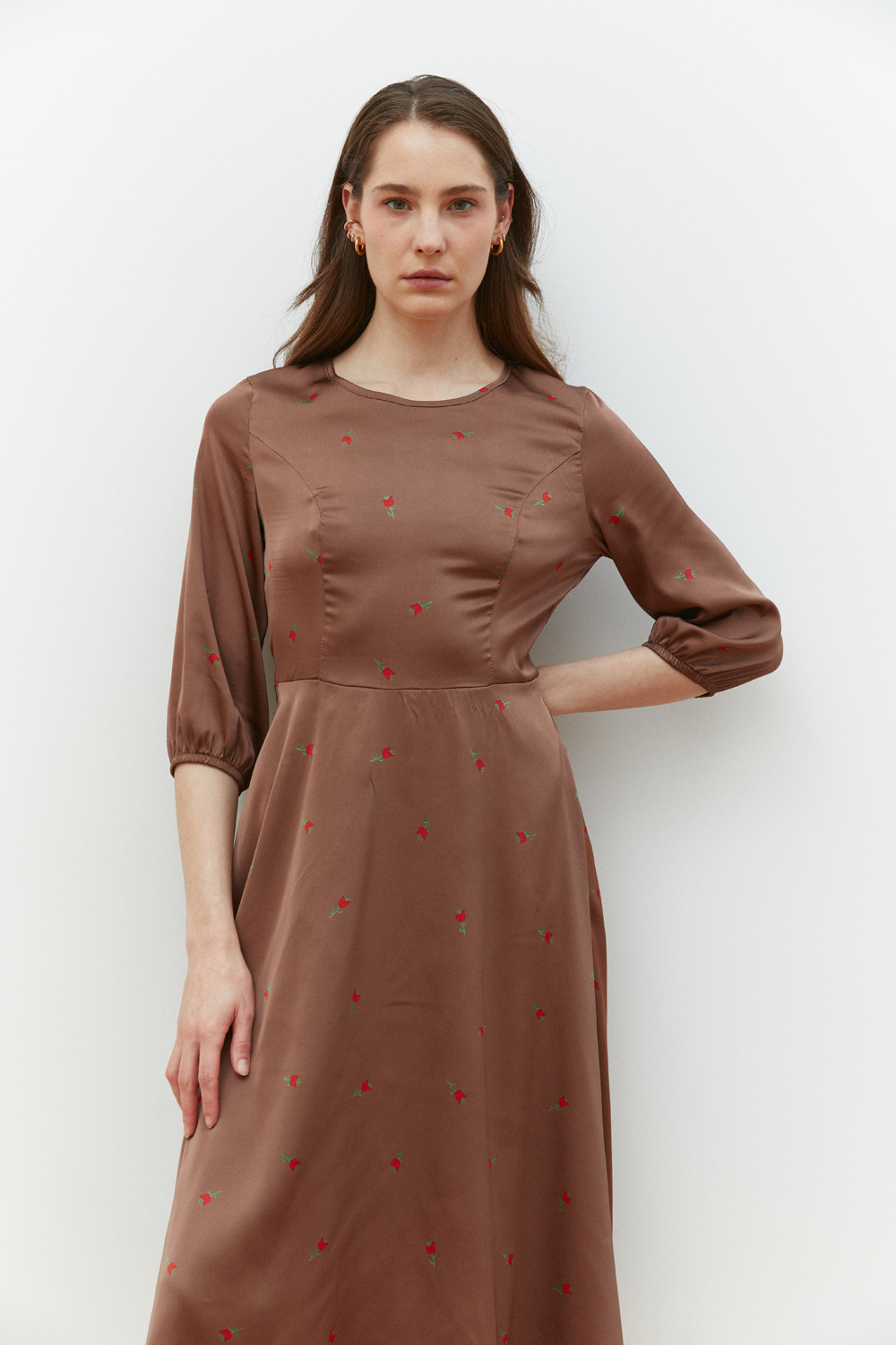 Полуприталенное платье-миди со свободной юбкой в цвете 