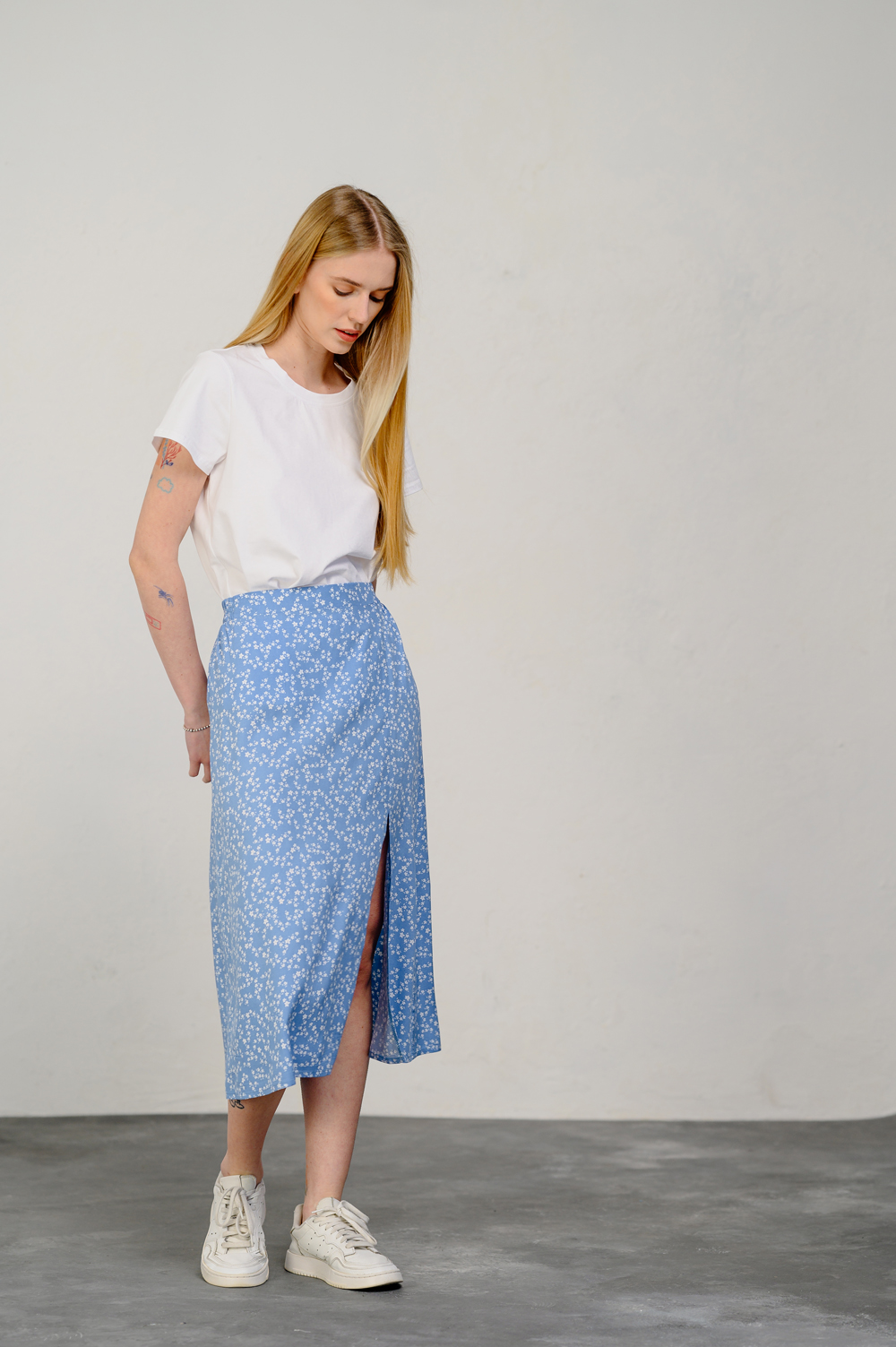 Blue skirt with elastic waistband and slit