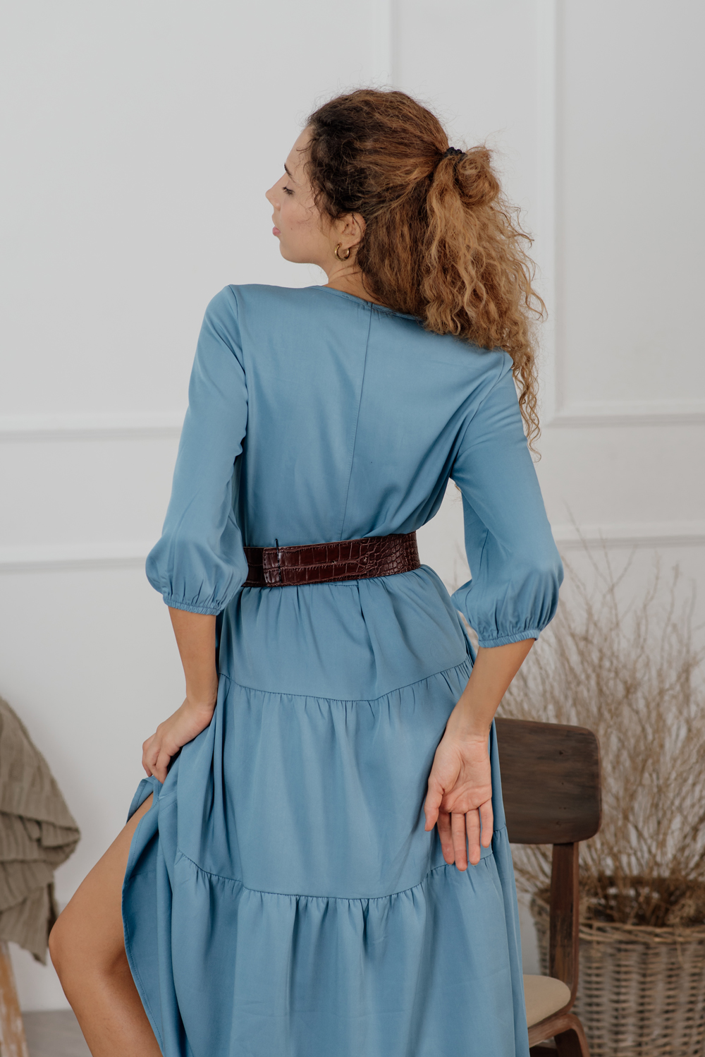 Блакитне міді плаття з воланом і об'ємним рукавом