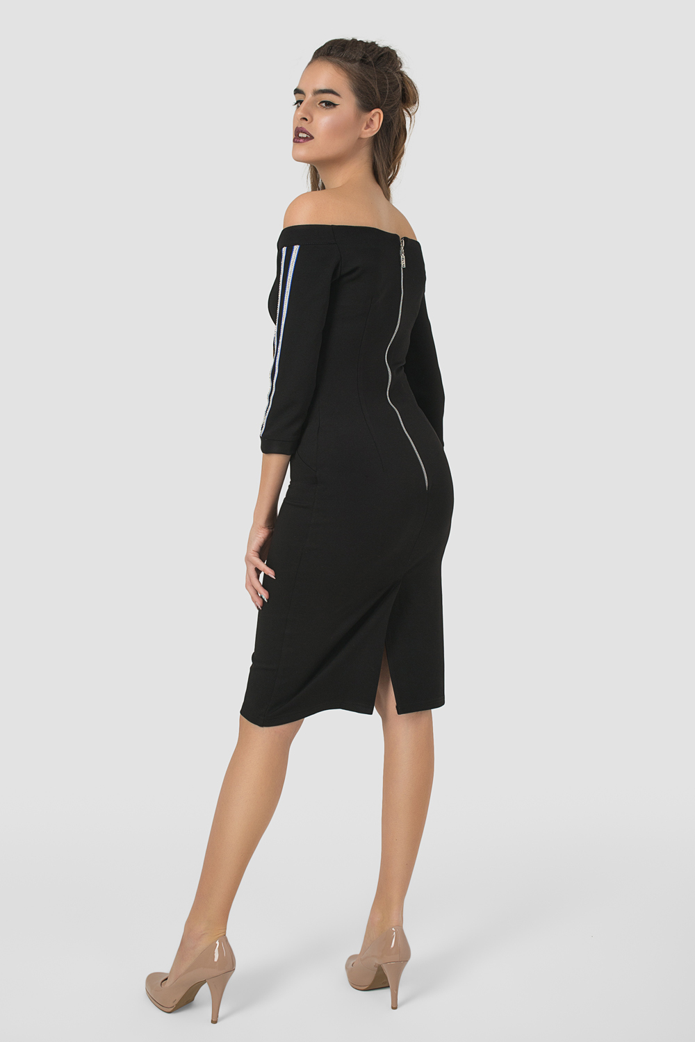 Dress with open shoulders in black