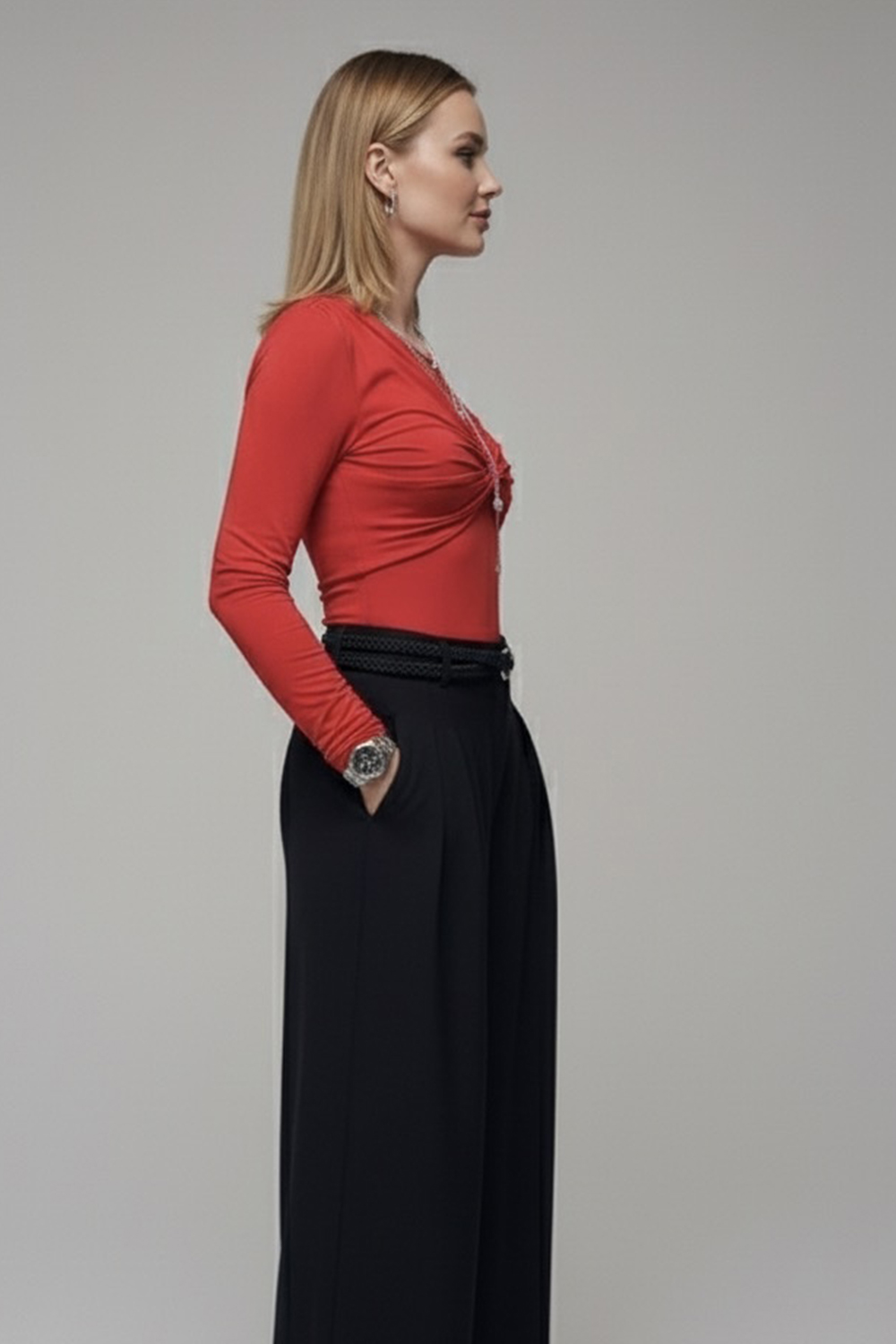 Червоний лонгслів з асиметричним драпіруванням