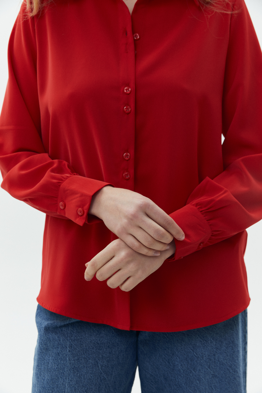 Красная блуза на пуговицах